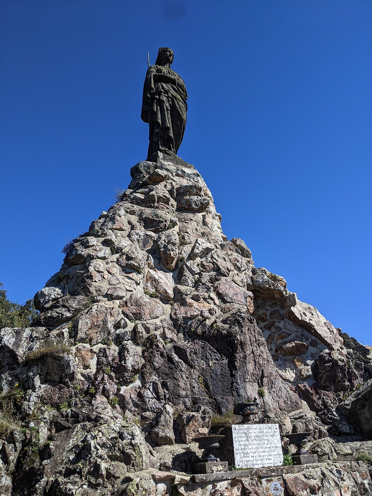 Santuario di Notre-Dame de la Roche des Sauvages, Les Sauvages